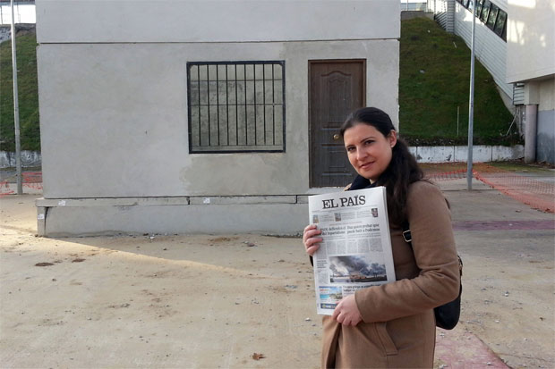 Virginia Benito, de ULEG, mostrando como prueba del incumplimiento de la fecha un periódico del día