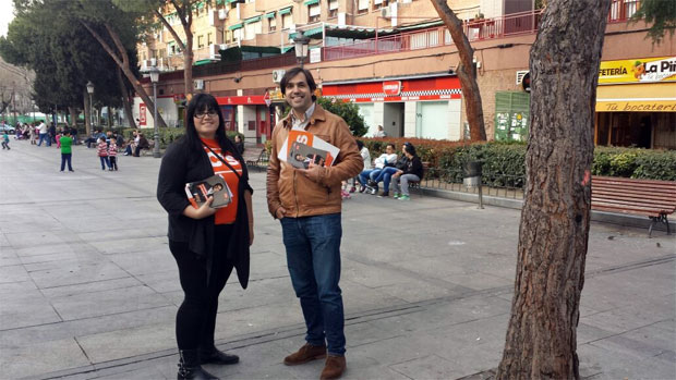 Guillermo Gross, candidato a la Alcaldía, y Raquel Cadenas, de Ciudadanos (C's) Valdemoro, en la Plaza de la Piña visitando a los comercios de la zona centro de Valdemoro.