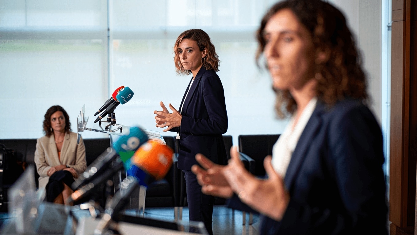 Montero cifra en 6.700 millones el ahorro por la quita de deuda y pide a Feijóo que no sea «rehén» de Ayuso