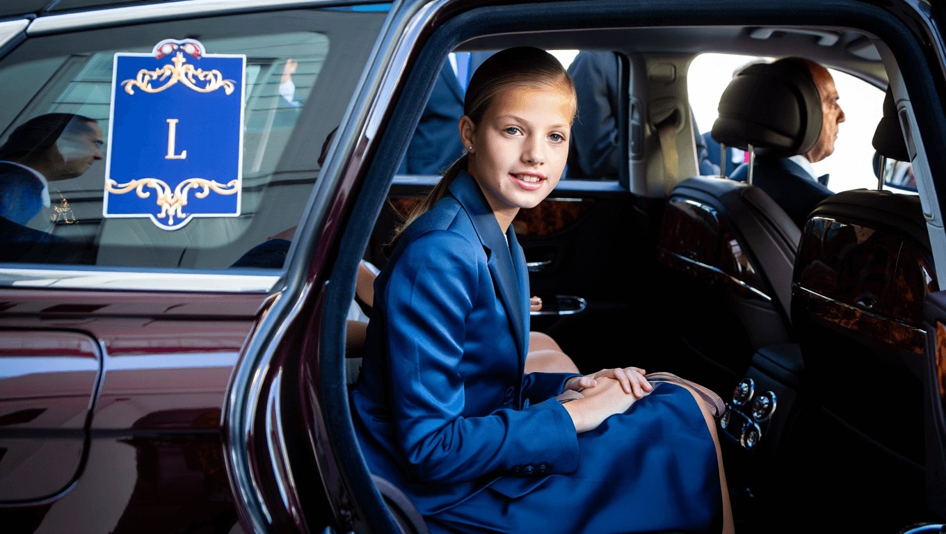 Por qué la matrícula del coche de la princesa Leonor es azul y no tiene números