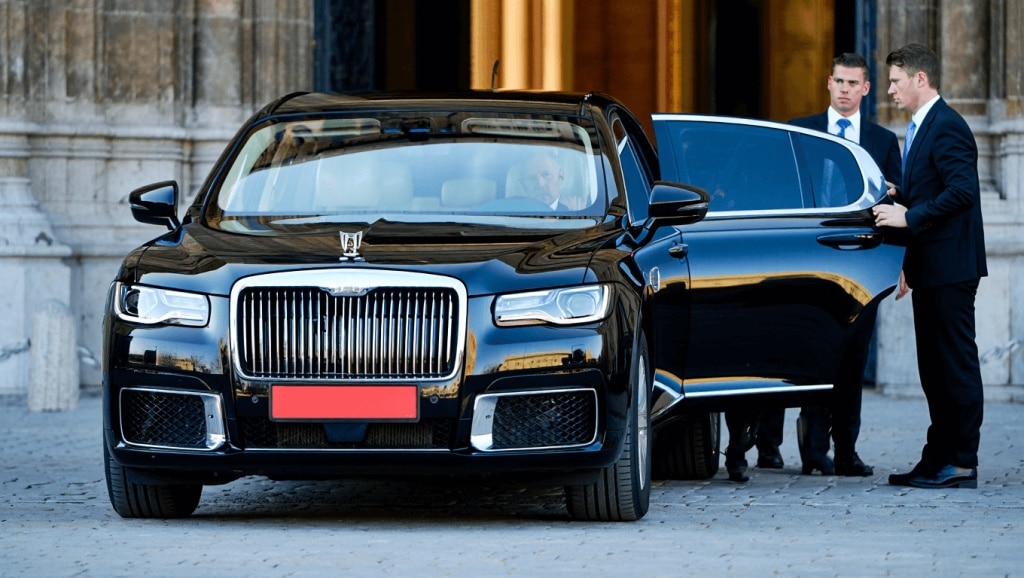 Por qué la matrícula del coche de los Reyes es roja y no tiene números