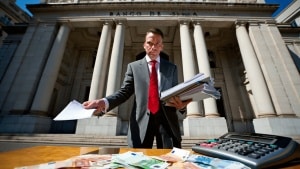 El Banco de España da la voz de alarma: el incremento de salarios de los funcionarios amenazan las cuentas de 2027