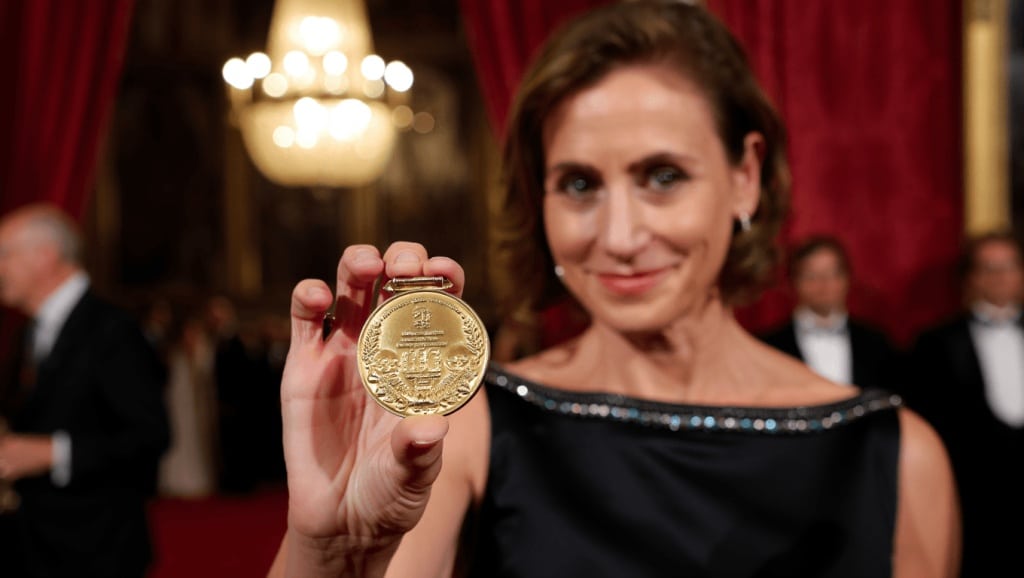 La directiva Eva Fernández Gómez, distinguida con la medalla de oro en la Noche de Galicia en Madrid