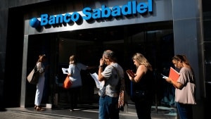 Sabadell ajusta tarifas y sube comisiones a los clientes con menos productos