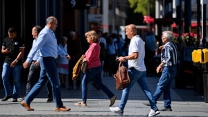 El paro baja en casi 63.000 personas en abril, aunque con dependencia del sector servicios