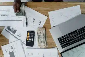 Documentos de presupuesto y gestión forestal sin ejecutar en un escritorio administrativo