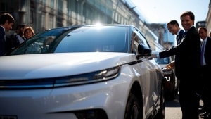 Hombre enchufando el cargador en un coche eléctrico en la estación de carga. Foto: Freepik. KIA.