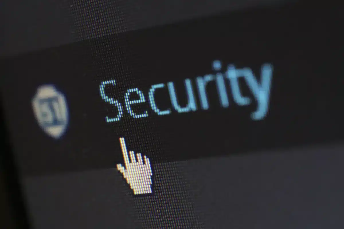 Código digital y símbolos de ciberseguridad representando piratería en línea