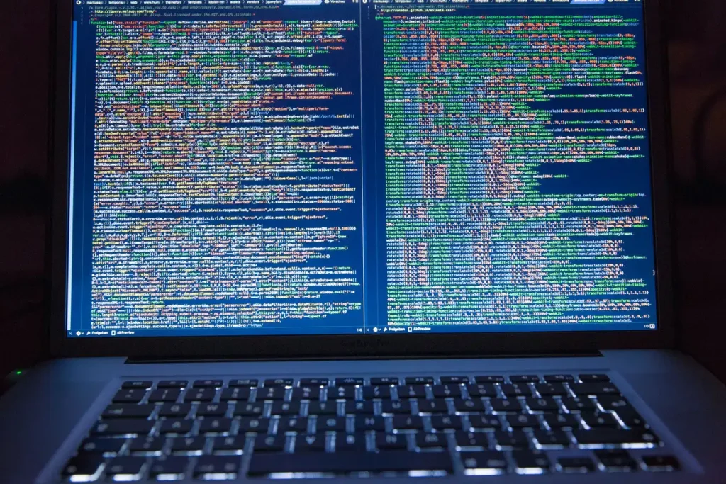 Persona anónima frente a pantalla de computadora con alerta de filtración de datos