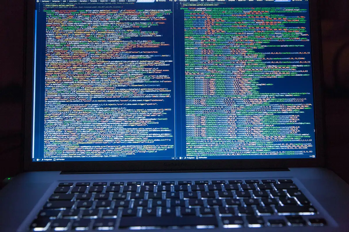 Persona anónima frente a pantalla de computadora con alerta de filtración de datos