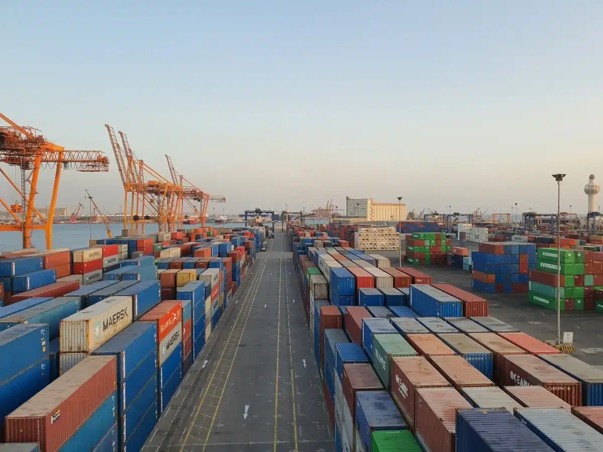 Contenedores de carga apilados en puerto industrial listo para exportación internacional