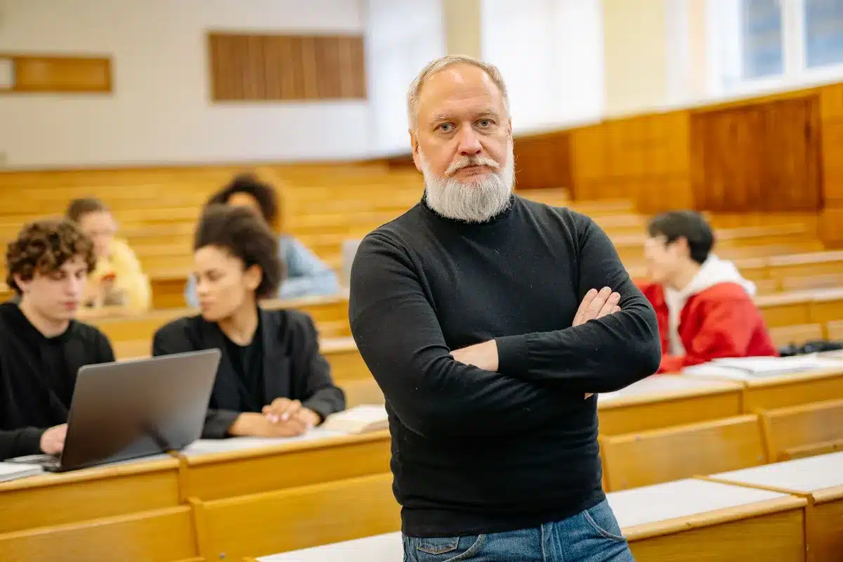 Catedrático impartiendo clase en una universidad, representando la trayectoria académica