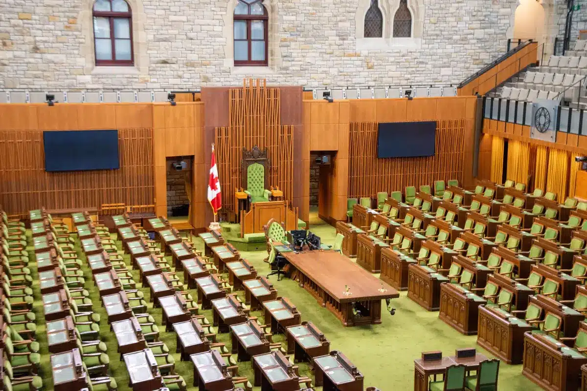 Diputados en el hemiciclo durante una votación o debate en comisión parlamentaria