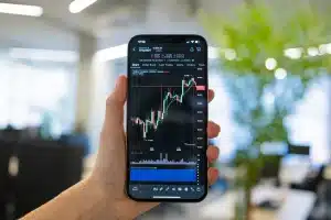 Persona usando asistente de IA en smartphone para operar criptomonedas con comandos en lenguaje natural