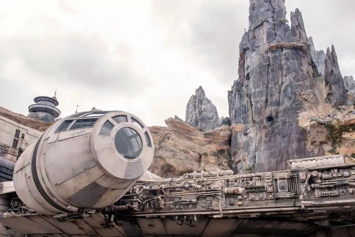 Nave espacial futurista de ciencia ficción en el espacio