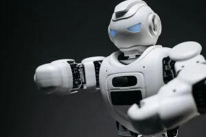 Robot futurista solitario frente a un cielo estrellado de ciencia ficción