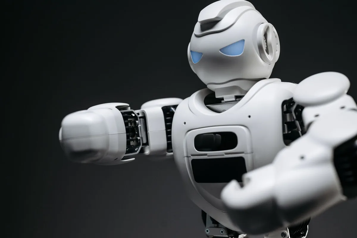 Robot futurista solitario frente a un cielo estrellado de ciencia ficción