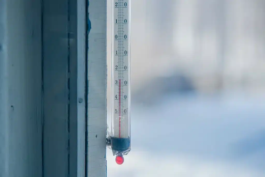 Termómetro marcando temperaturas extremas por encima de 40°C en un día de calor intenso