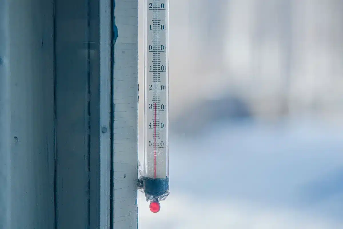 Termómetro marcando temperaturas extremas por encima de 40°C en un día de calor intenso
