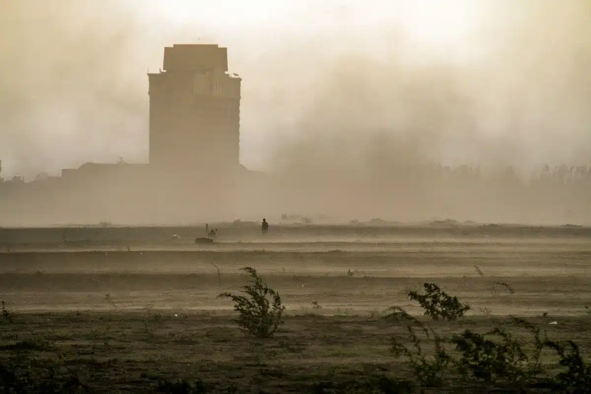 Paisaje con viento intenso y atmósfera clara después de dispersar la calima