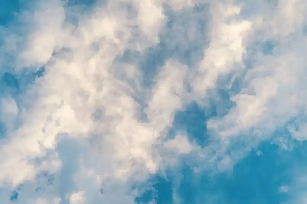 Cielo nublado con transición de luz solar a nubes grises sobre paisaje español con viento