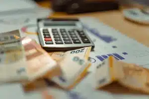 Escritorio de economista con gráficos, reportes y globo terráqueo en institución internacional