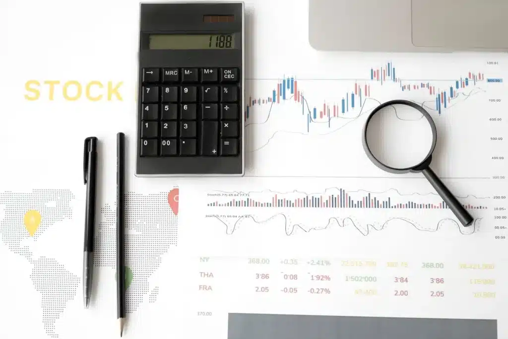 Gráficos de previsiones económicas y análisis de crecimiento en un escritorio profesional