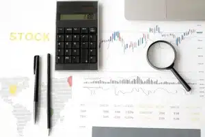 Gráficos de previsiones económicas y análisis de crecimiento en un escritorio profesional