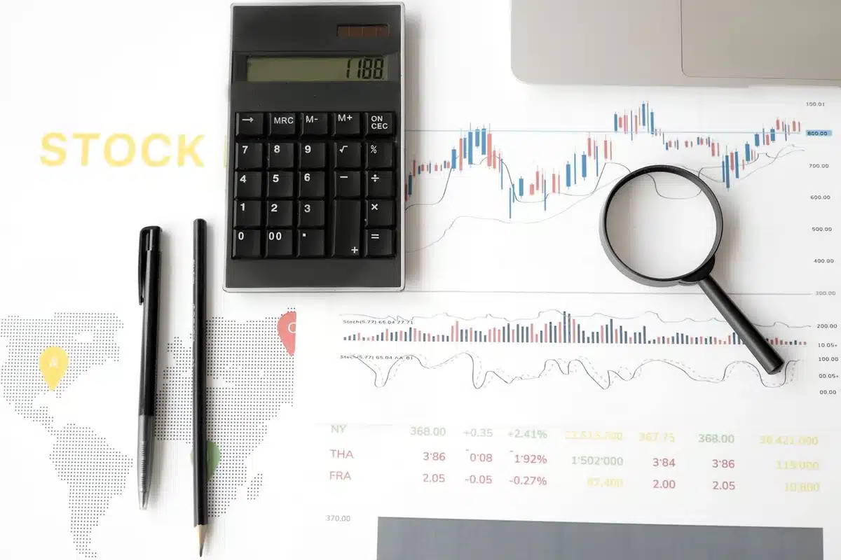 Gráficos de previsiones económicas y análisis de crecimiento en un escritorio profesional