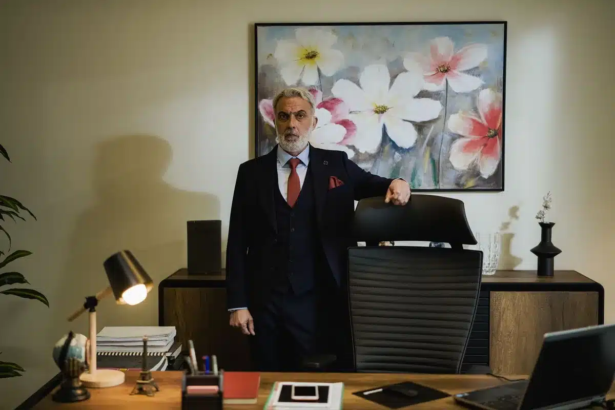 Ejecutivo empresarial en entorno profesional de liderazgo