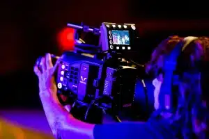 Cámara IMAX profesional en un plató de cine con equipo técnico y personal de producción