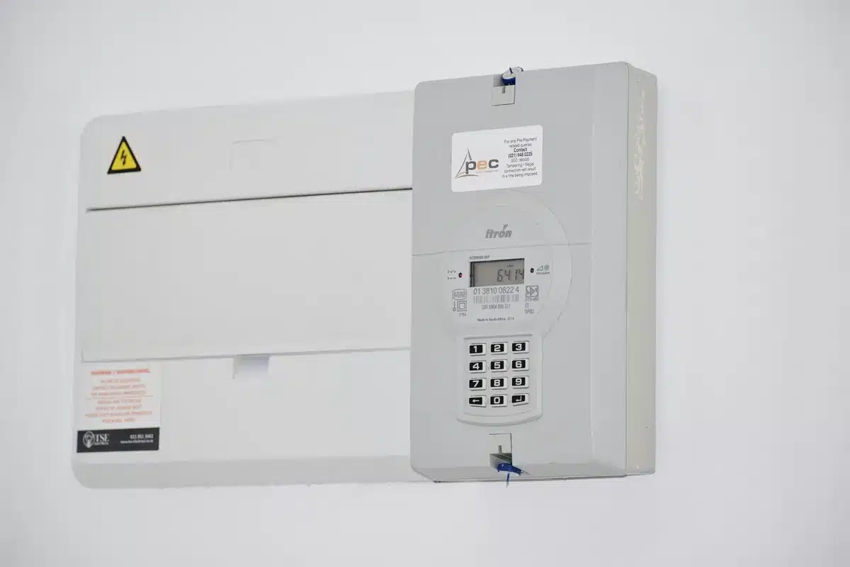 Facturas de energía eléctrica y gas natural sobre una mesa, mostrando el impacto del repunte de costes energéticos en ju