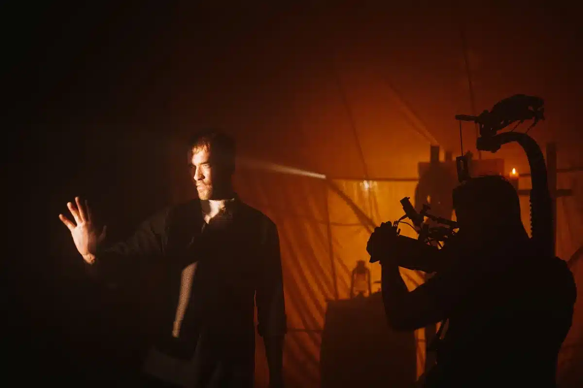 Escena de cine con actores en un set de producción cinematográfica