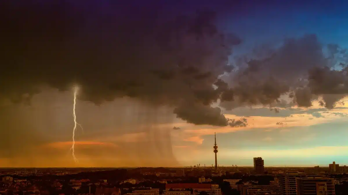 Tormenta con lluvia intensa y granizo en una zona costera