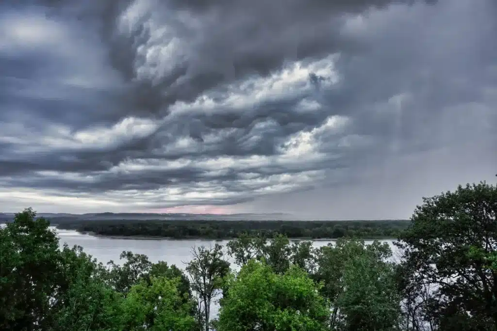 Nubes de tormenta oscuras sobre paisaje costero con lluvia e viento