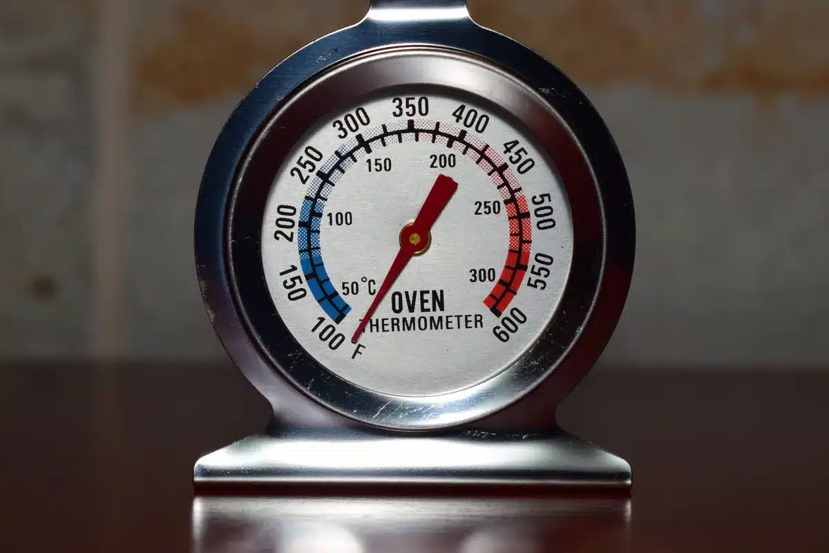 Termómetro marcando temperaturas extremas cercanas a 40 grados