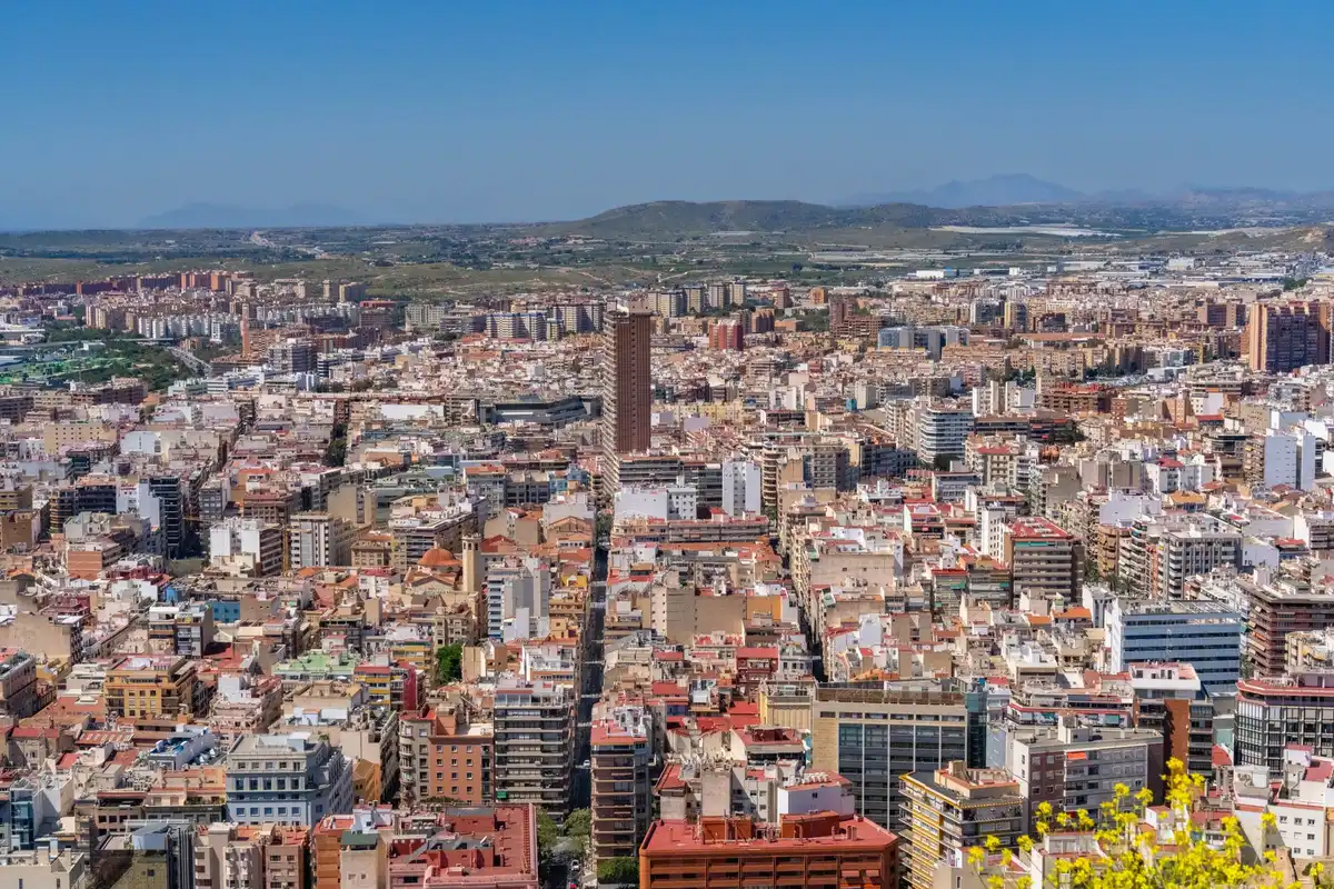 Mapa meteorológico mostrando alerta de calor y polvo en suspensión sobre España