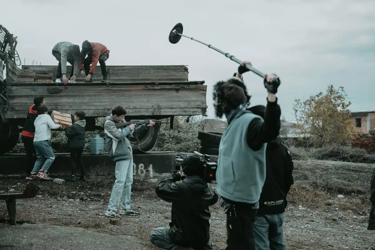 Equipo de producción coordinando una escena de batalla con cientos de extras