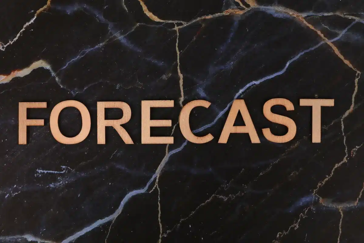 Mapa de previsión meteorológica con datos de temperatura y alertas