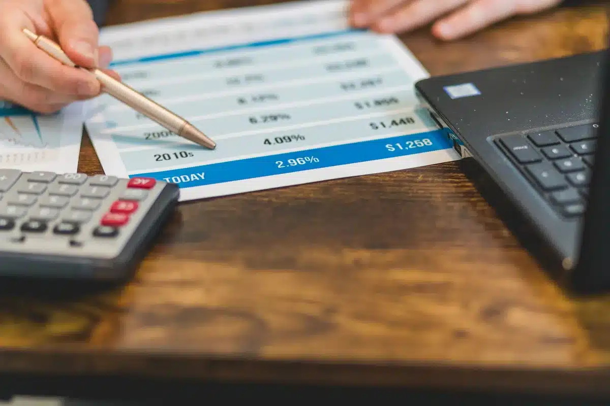 Documentos de presupuestos y datos numéricos sobre un escritorio de oficina gubernamental