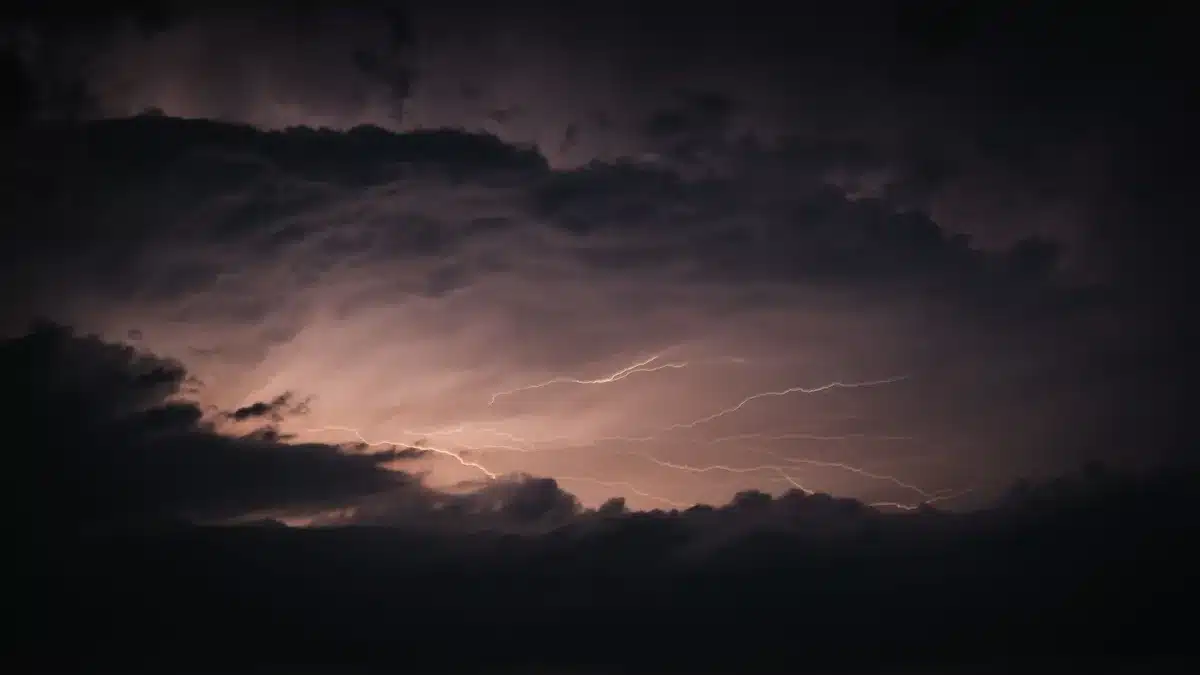 Nube de tormenta con rayos sobre el paisaje peninsular