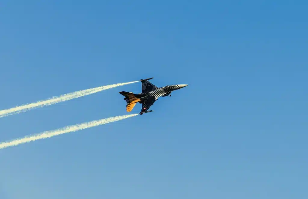 Diplomáticos y líderes militares en una cumbre de la OTAN con documentos y tensión diplomática