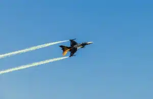 Diplomáticos y líderes militares en una cumbre de la OTAN con documentos y tensión diplomática