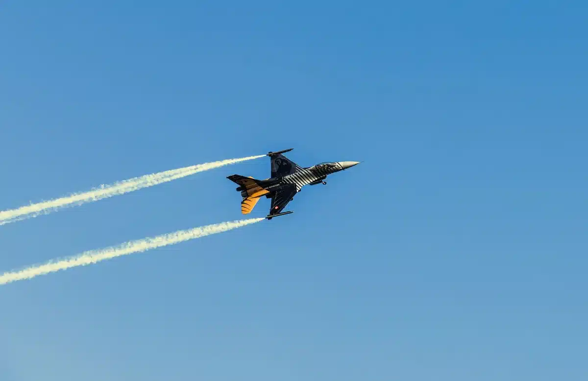 Diplomáticos y líderes militares en una cumbre de la OTAN con documentos y tensión diplomática