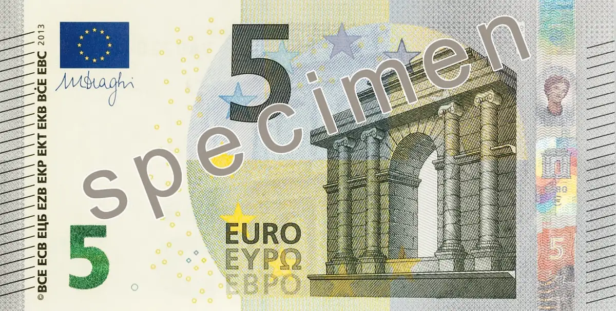 Montones de billetes y documentos que representan transferencias recibidas y pendientes