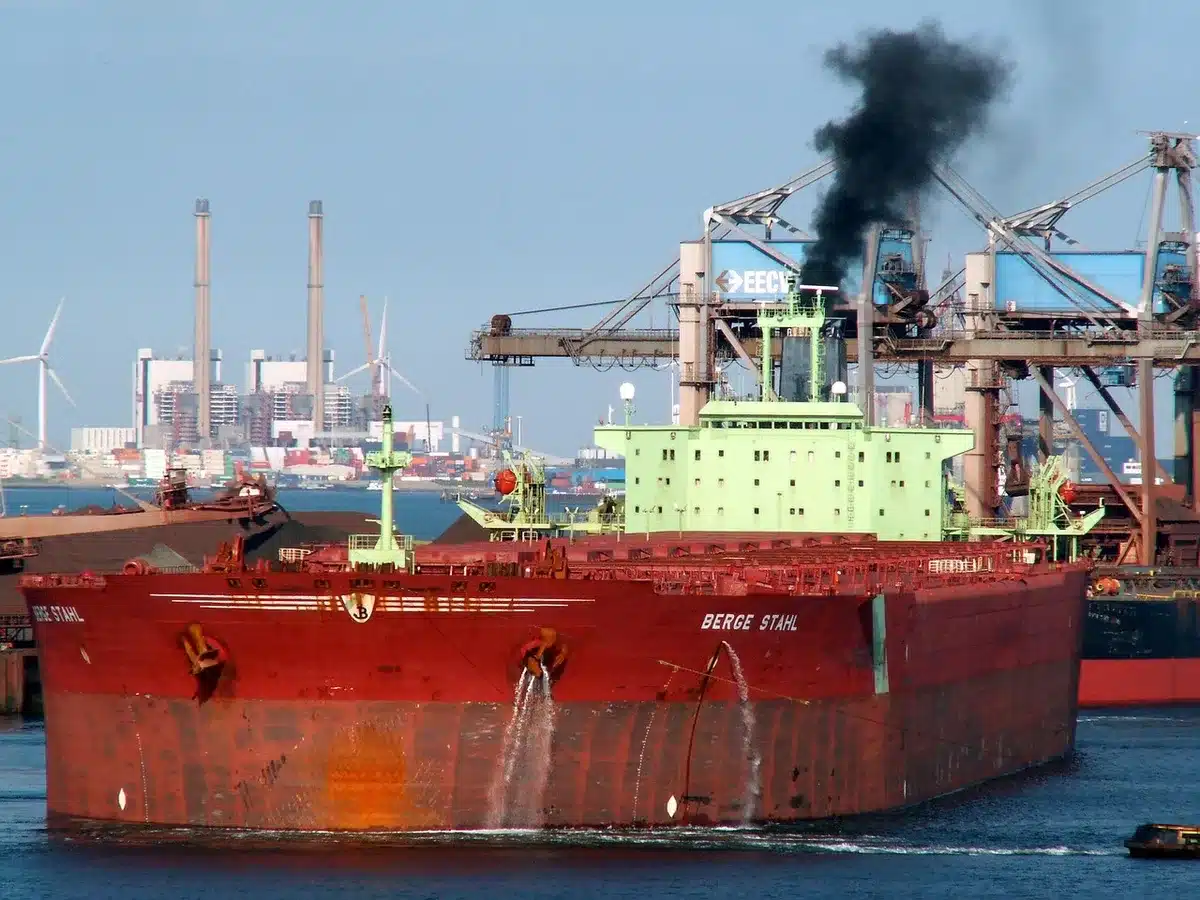 Cola de camiones en el acceso a un puerto, vista amplia y anónima