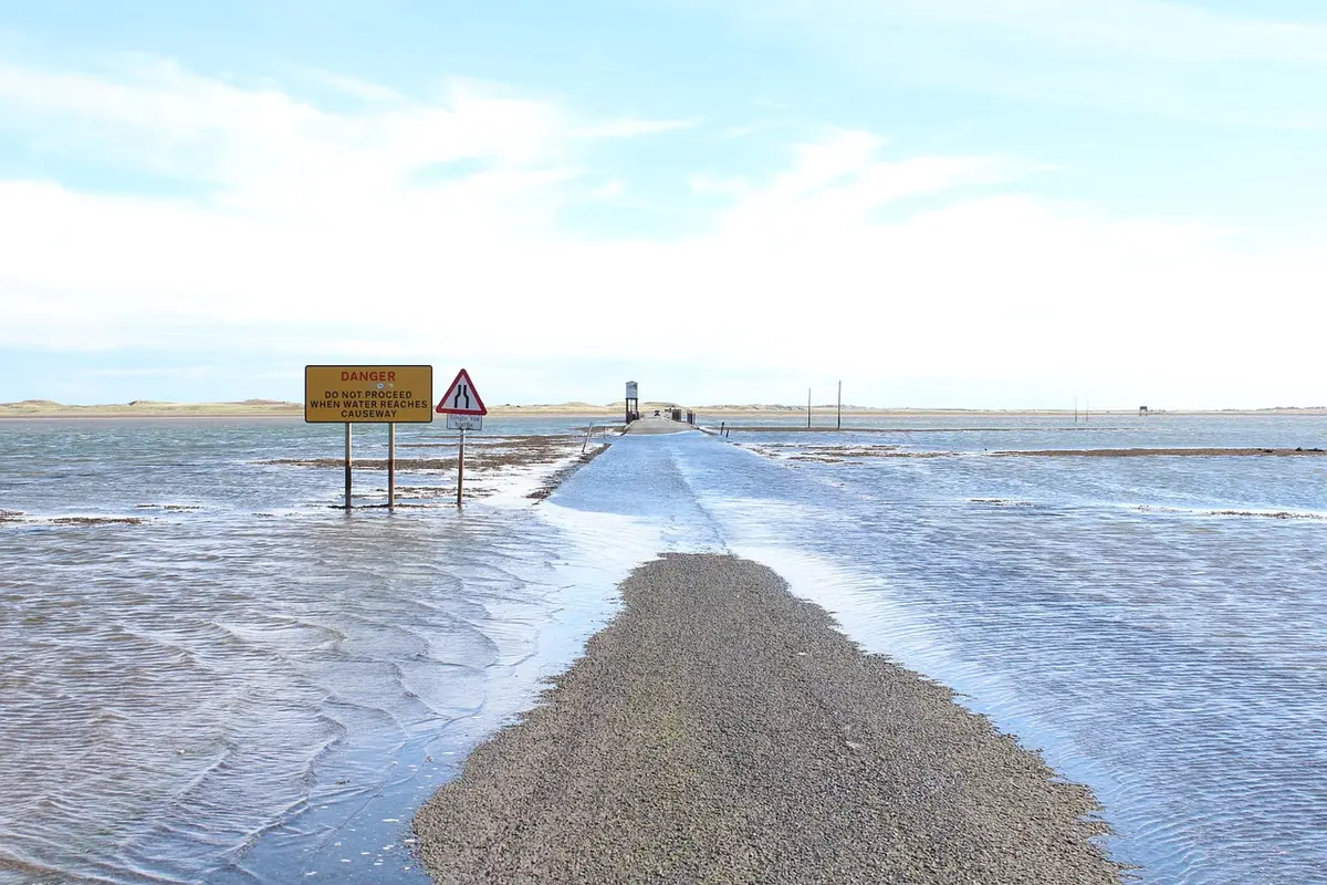 Carretera inundada con agua cubriendo parte del asfalto