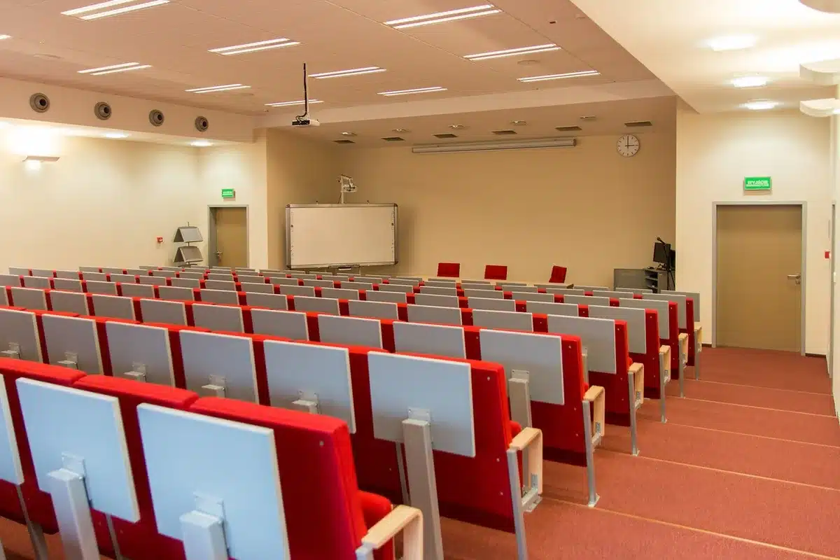 Edificio universitario y aula que evocan la formación en la Complutense