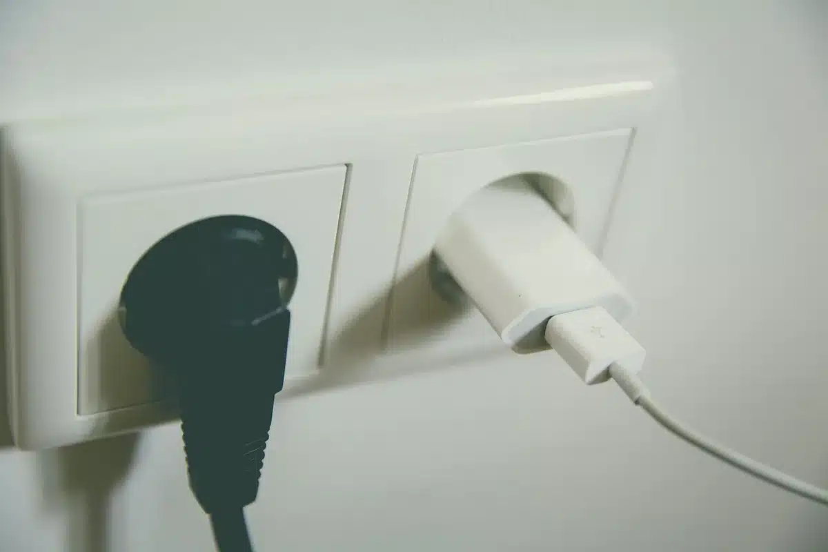 Cable cortado y daños en el tendido eléctrico junto a la vía en Tarragona