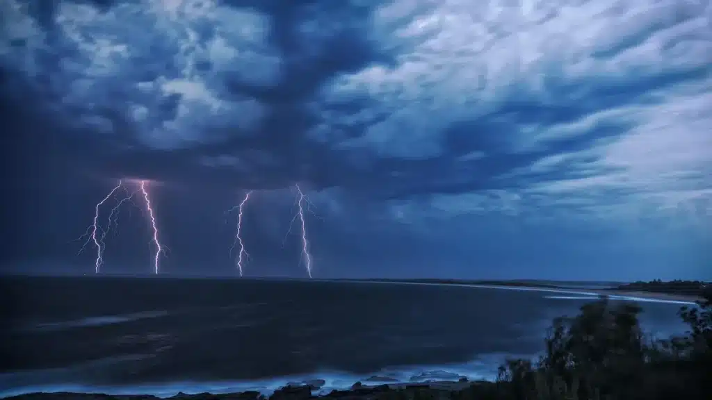 Nubes de tormenta oscuras y lluvia sobre un paisaje abierto bajo viento frío